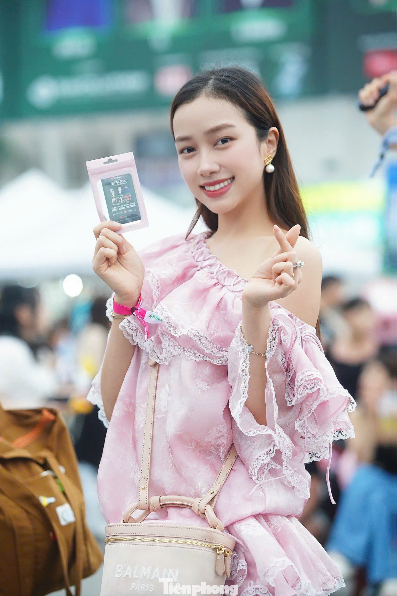 Nguyễn Ngọc Mai - top 5 Hoa hậu Việt Nam 2022 - diện áo trễ vai tông hồng, check on cùng tấm thẻ bo góc khi vừa đổi vé hạng SVIP.