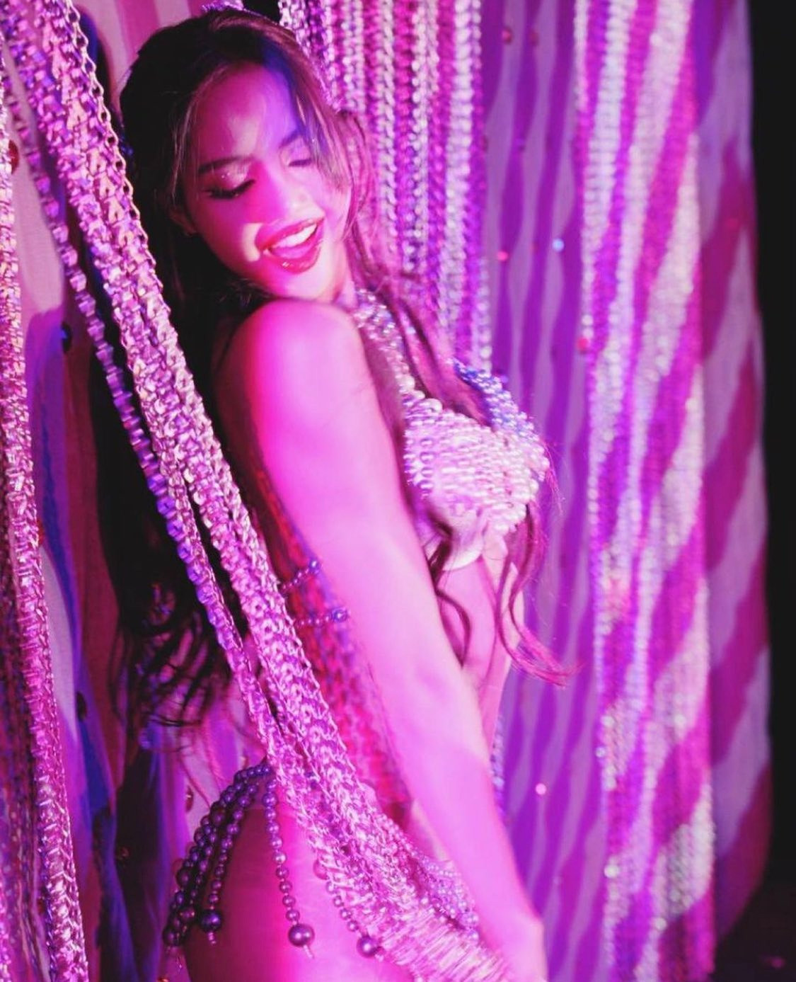 Lisa (BlackPink) trình diễn ở hộp đêm thoát y Crazy Horse Paris và nhân vật vũ công Mindy có quá nhiều điểm tương đồng.