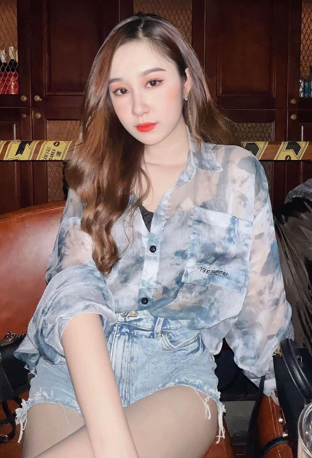 Đời thường, nữ diễn viên ưa chuộng phong cách thời trang nữ tính, không ngại chia sẻ hình ảnh gợi cảm lên trang cá nhân.