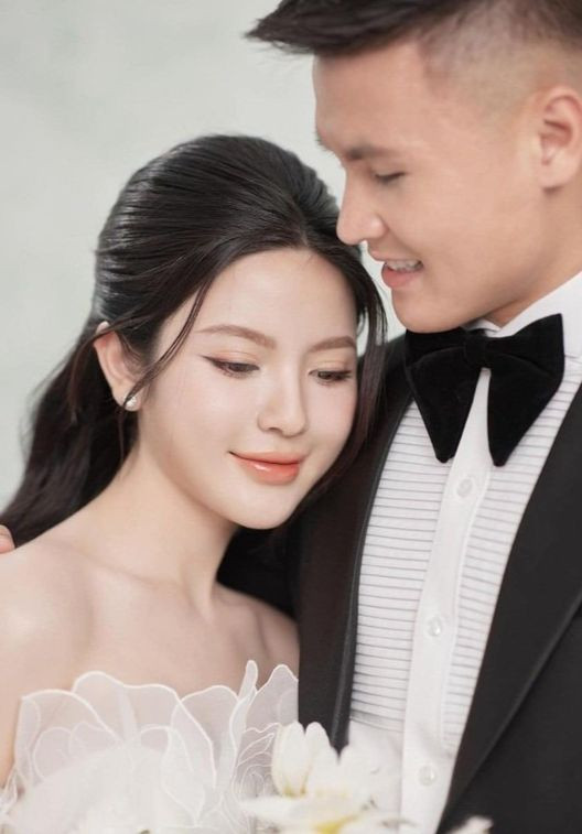 Trước đám cưới, cầu thủ thuộc biên chế CLB bóng đá Công an Hà Nội tập trung cho trận tuyển Việt Nam gặp Indonesia trên sân Mỹ Đình ở vòng loại thứ hai World Cup 2026, ngày 26/3. Đơn vị thiết kế đang trong quá trình hoàn thành dựng rạp cưới trên sân bóng tuổi thơ của cầu thủ sinh năm 1997. Quy mô được cho là lớn hơn nhiều so với đám hỏi hồi đầu năm 2024. Phía đơn vị thiết kế cho biết đây là một trong những rạp cưới “siêu to khổng lồ” mà họ từng thiết kế và thi công, với diện tích gần 2000 m2 cùng rất nhiều các chi tiết trang trí độc đáo. Ảnh: Linh Le Chi.