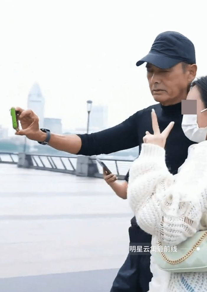 Cô gái đeo khẩu trang đến xin Châu Nhuận Phát chụp ảnh khiến tài tử vướng tranh cãi. Cô gái đeo khẩu trang đến xin Châu Nhuận Phát chụp ảnh khiến tài tử vướng tranh cãi.