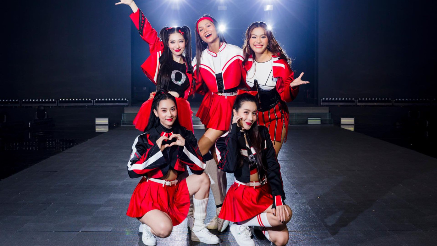 Nhiều ca khúc hot hit một thời được các nghệ sĩ mang lên sân khấu Chị đẹp.