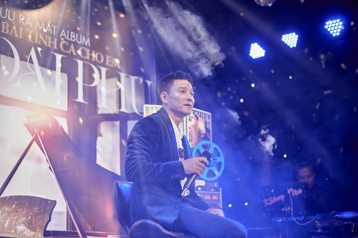 Hoài Phú mạnh tay phát hành đĩa vật lý, băng catsette trong thời đại nhạc số với sự đồng hành của nhạc sĩ Nguyễn Hà.