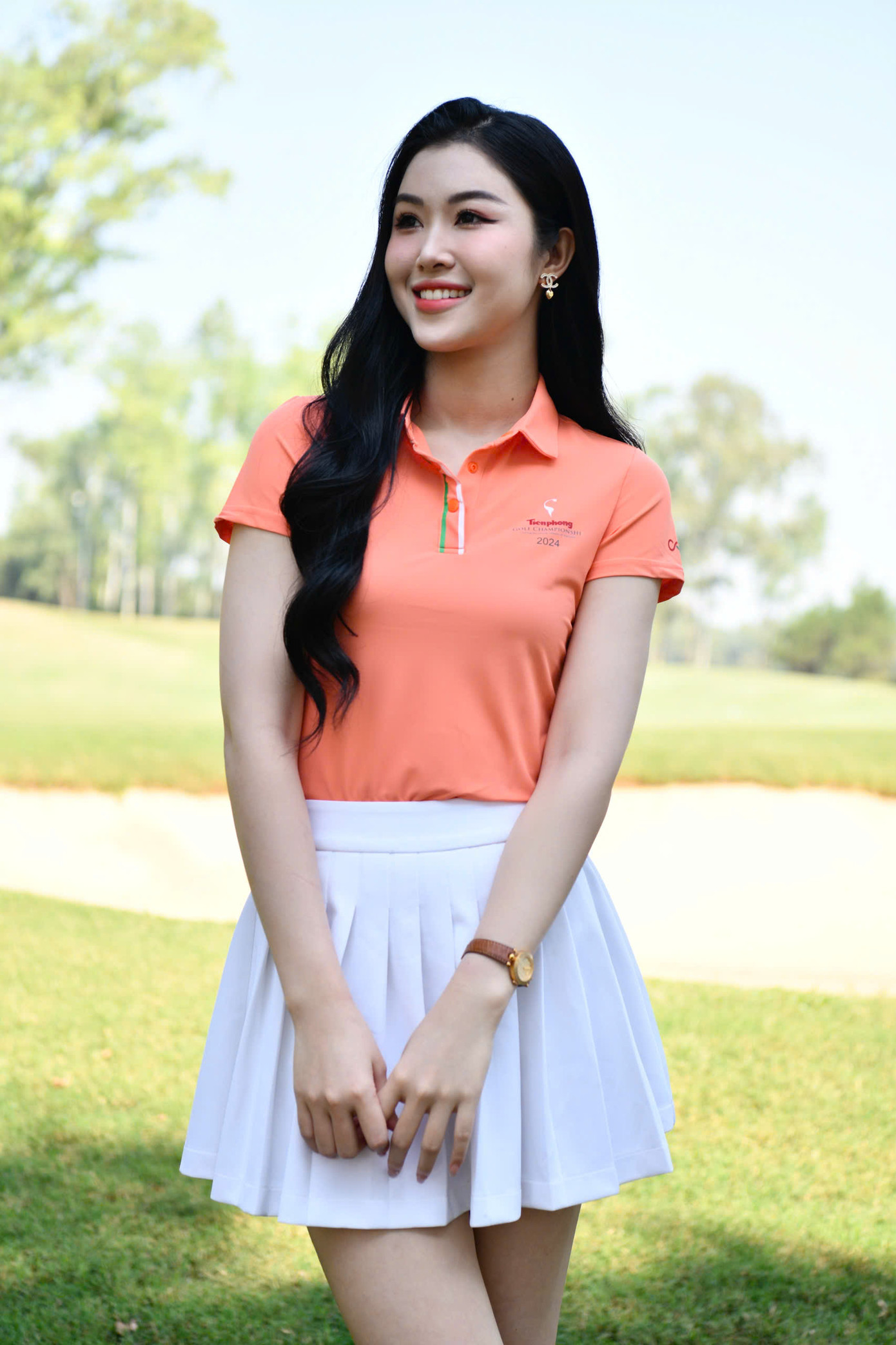 Người đẹp Ngọc Bích hào hứng trước giờ tranh tài Tiền Phong Golf Championship mùa thứ 8.