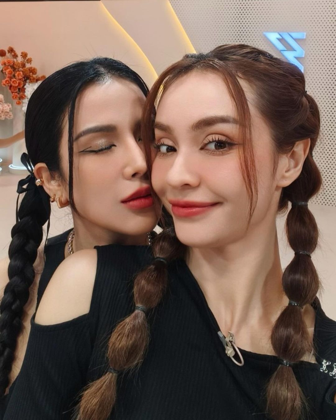 Nhiều nghệ sĩ lên tiếng bảo vệ MLee trước "sóng gió". Nhiều nghệ sĩ lên tiếng bảo vệ MLee trước "sóng gió".