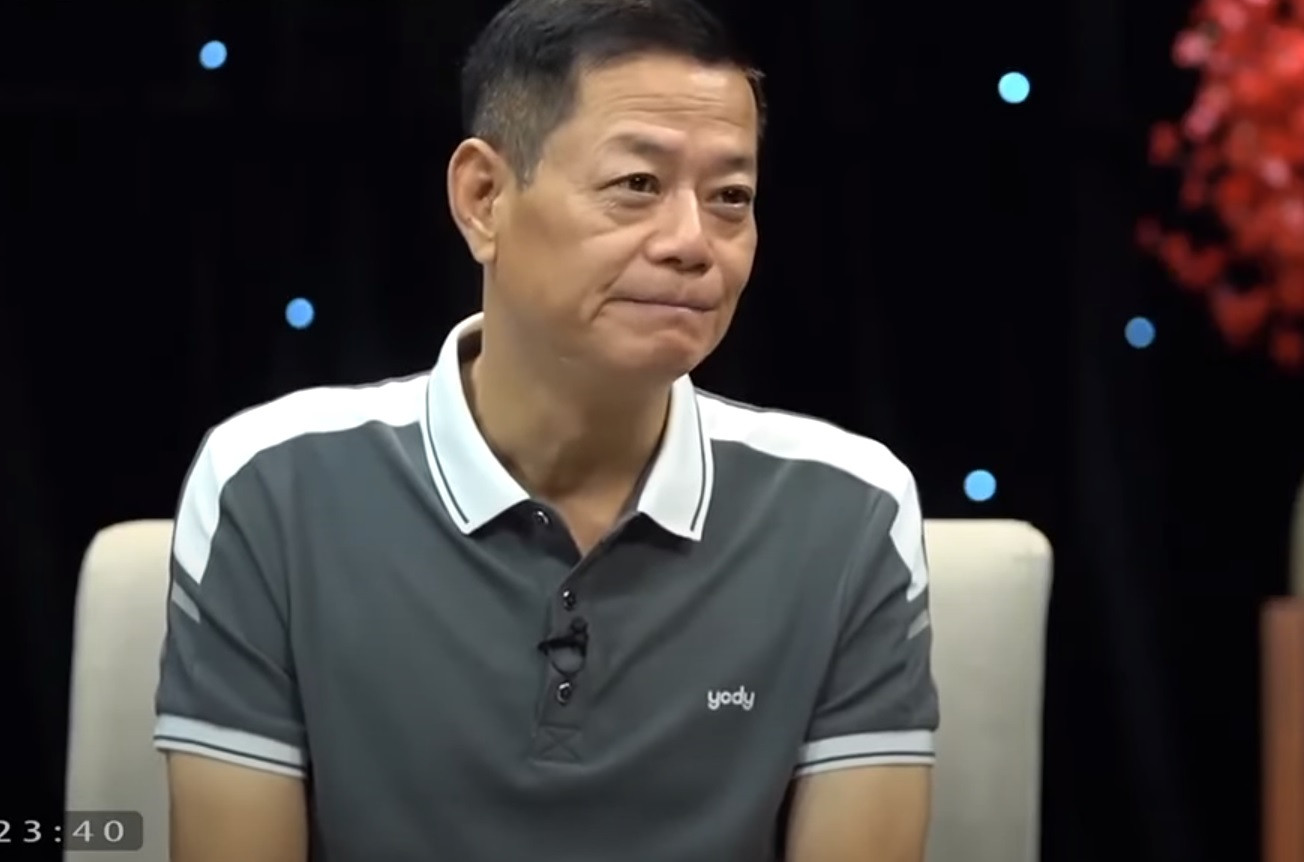 Hiện tại, nam diễn viên giảng dạy nghệ thuật nhưng không đóng phim dài ngày, lăn lộn như xưa vì sức khỏe không đáp ứng được. Gần đây, Xuân Tùng tham gia vở Hồn Trương Ba da hàng thịt cùng Hương Thủy, Kim Oanh, Chiều Xuân… được khán giả đón nhận tích cực sau bốn tháng trời luyện tập vất vả. "Rất thích vì lâu lắm mới được làm đúng nghề của mình, nhưng mệt thật" - Xuân Tùng nói. Hiện tại, nam diễn viên giảng dạy nghệ thuật nhưng không đóng phim dài ngày, lăn lộn như xưa vì sức khỏe không đáp ứng được. Gần đây, Xuân Tùng tham gia vở Hồn Trương Ba da hàng thịt cùng Hương Thủy, Kim Oanh, Chiều Xuân… được khán giả đón nhận tích cực sau bốn tháng trời luyện tập vất vả. "Rất thích vì lâu lắm mới được làm đúng nghề của mình, nhưng mệt thật" - Xuân Tùng nói.