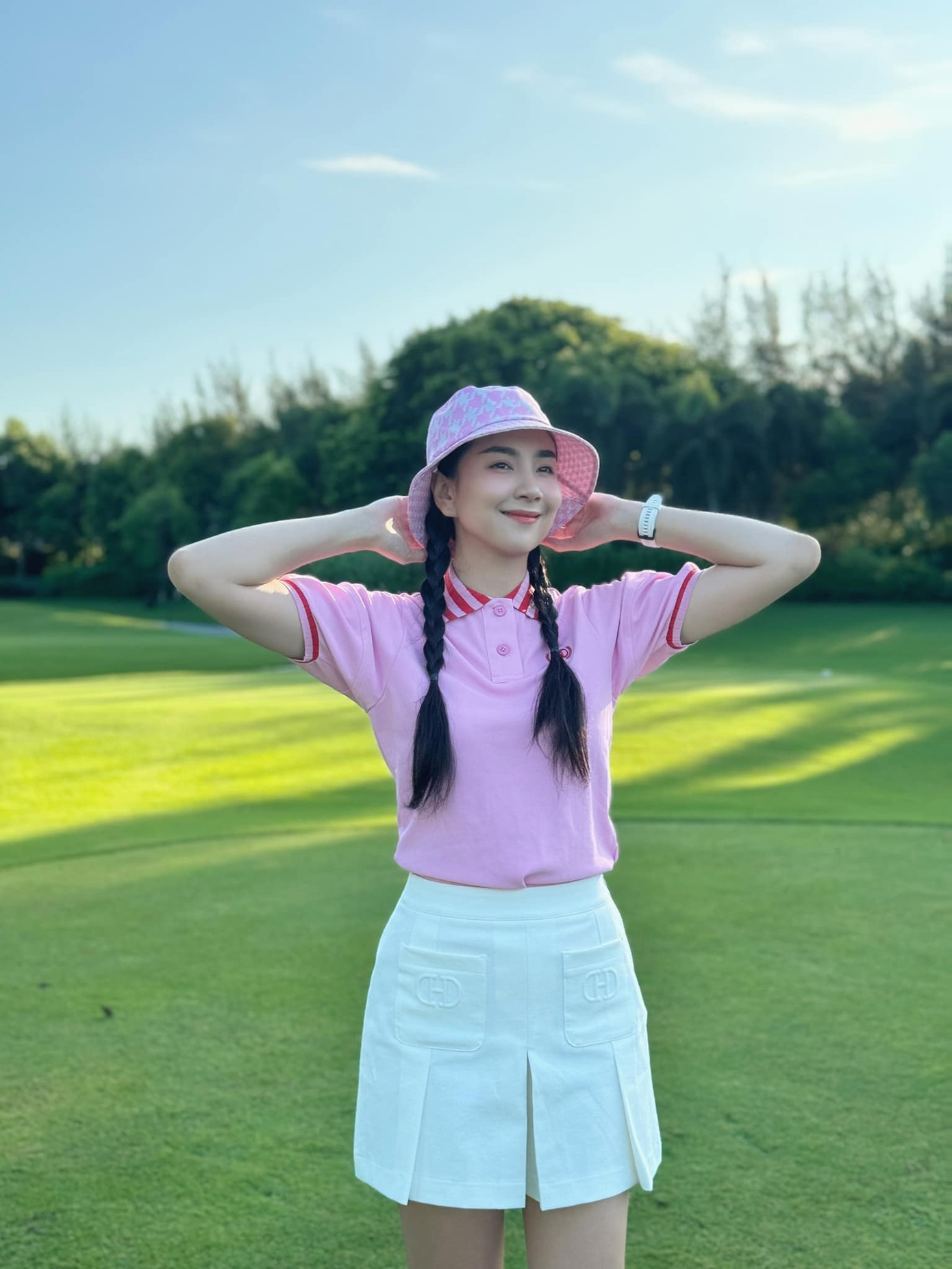 Tủ đồ chơi goft của người đẹp cũng được đầu tư. Mỗi lần ra sân, Mai Ngọc đều thu hút với diện mạo mới.