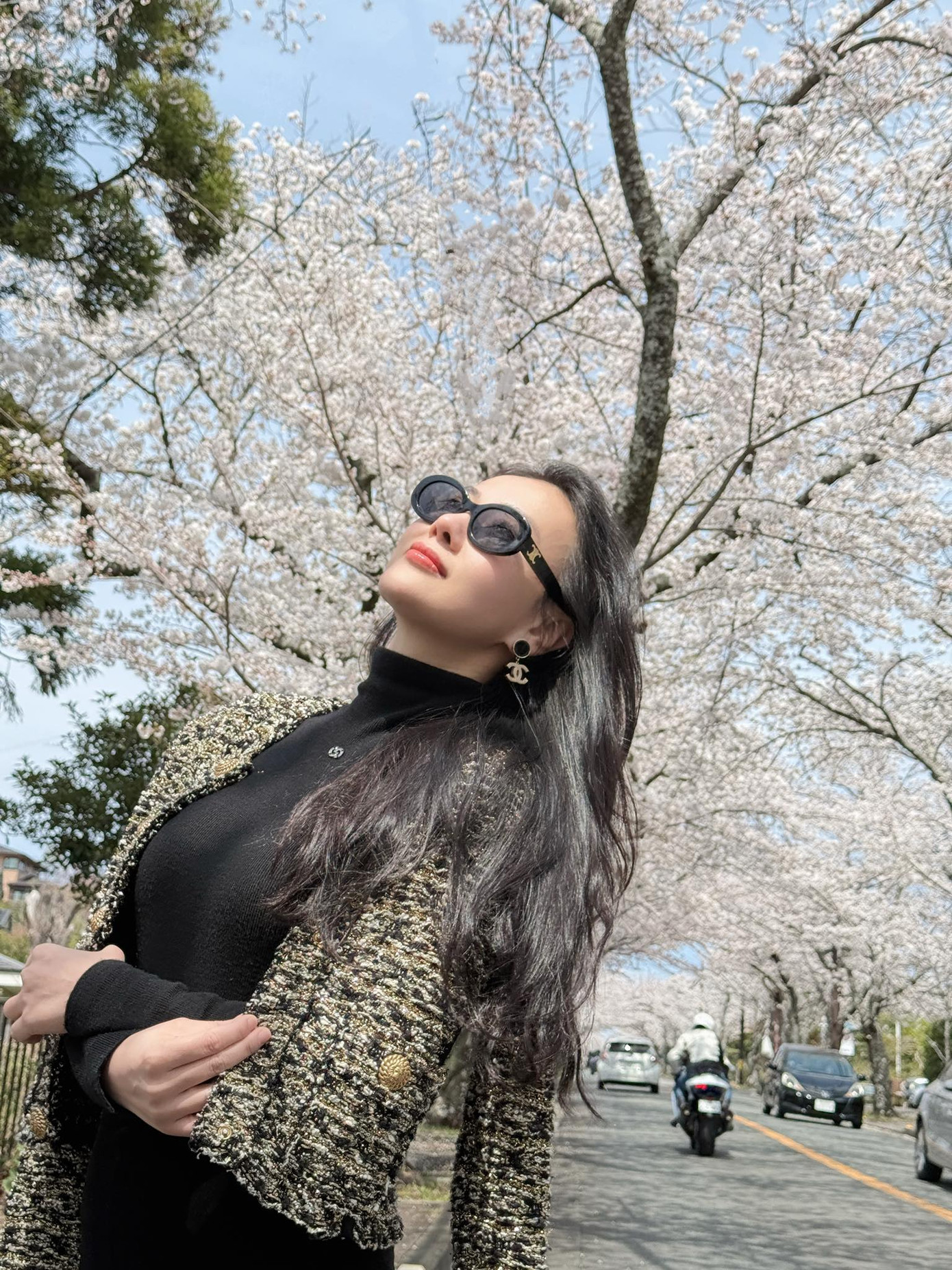 Shark Bình và Phương Oanh đang tận hưởng chuyến đi tại Nhật Bản, &quot;trốn con&quot; để hẹn hò. Cả hai không đăng hình chung nhưng check-in cùng một địa điểm. Phương Oanh nhắn nhủ phụ nữ hãy chăm sóc bản thân, kết nối nội tâm và buông bỏ áp lực: &quot;Hãy dành thời gian chăm sóc cho cảm xúc của mình, kết nối với những giá trị bên trong, học cách buông bỏ áp lực không đáng có. Bạn không chỉ là người giữ lửa, mà chính là ngọn lửa làm sáng và ấm ngôi nhà của mình. Hãy là người vợ, người mẹ rực rỡ, nhưng trước hết hãy là người phụ nữ biết yêu chính mình. Vì bạn chính là trái tim của gia đình - và trái tim ấy xứng đáng được hạnh phúc&quot;.