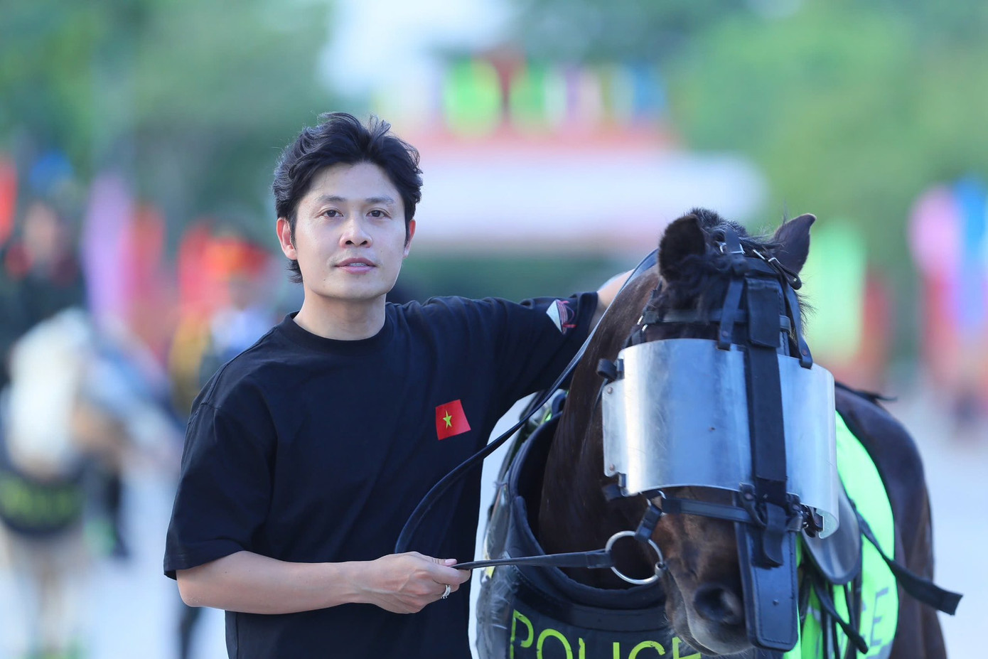 Nhạc sĩ Nguyễn Văn Chung (42 tuổi) - tác giả bản hit Viết tiếp câu chuyện hòa bình. Nhạc sĩ Nguyễn Văn Chung (42 tuổi) - tác giả bản hit Viết tiếp câu chuyện hòa bình.