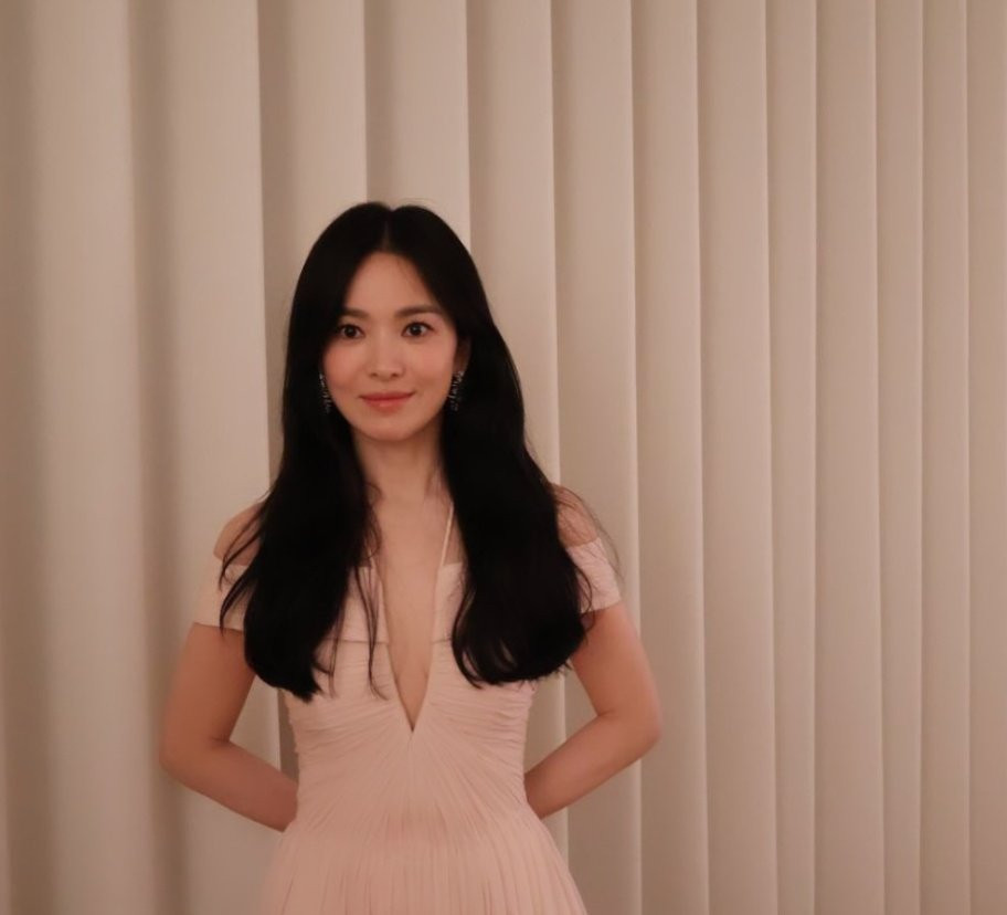 Hình ảnh phía sau hậu trường được Song Hye Kyo đăng tải lên trang cá nhân.