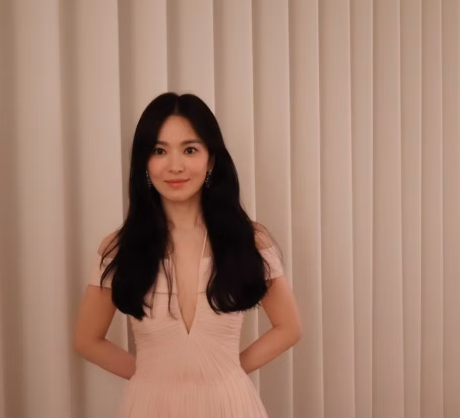Hình ảnh phía sau hậu trường được Song Hye Kyo đăng tải lên trang cá nhân.