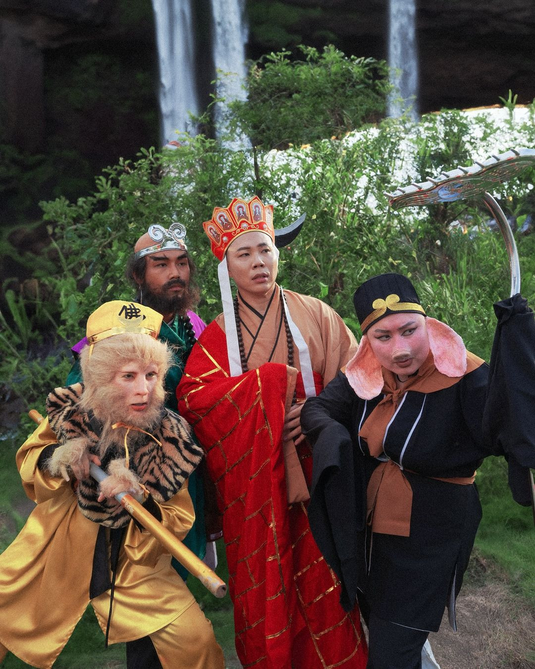 4 thầy trò Đường Tăng qua màn hóa thân của Quỳnh Anh Shyn và nhóm bạn. Bộ ảnh được chỉnh màu tạo cảm giác xem thước phim từ năm 1986.