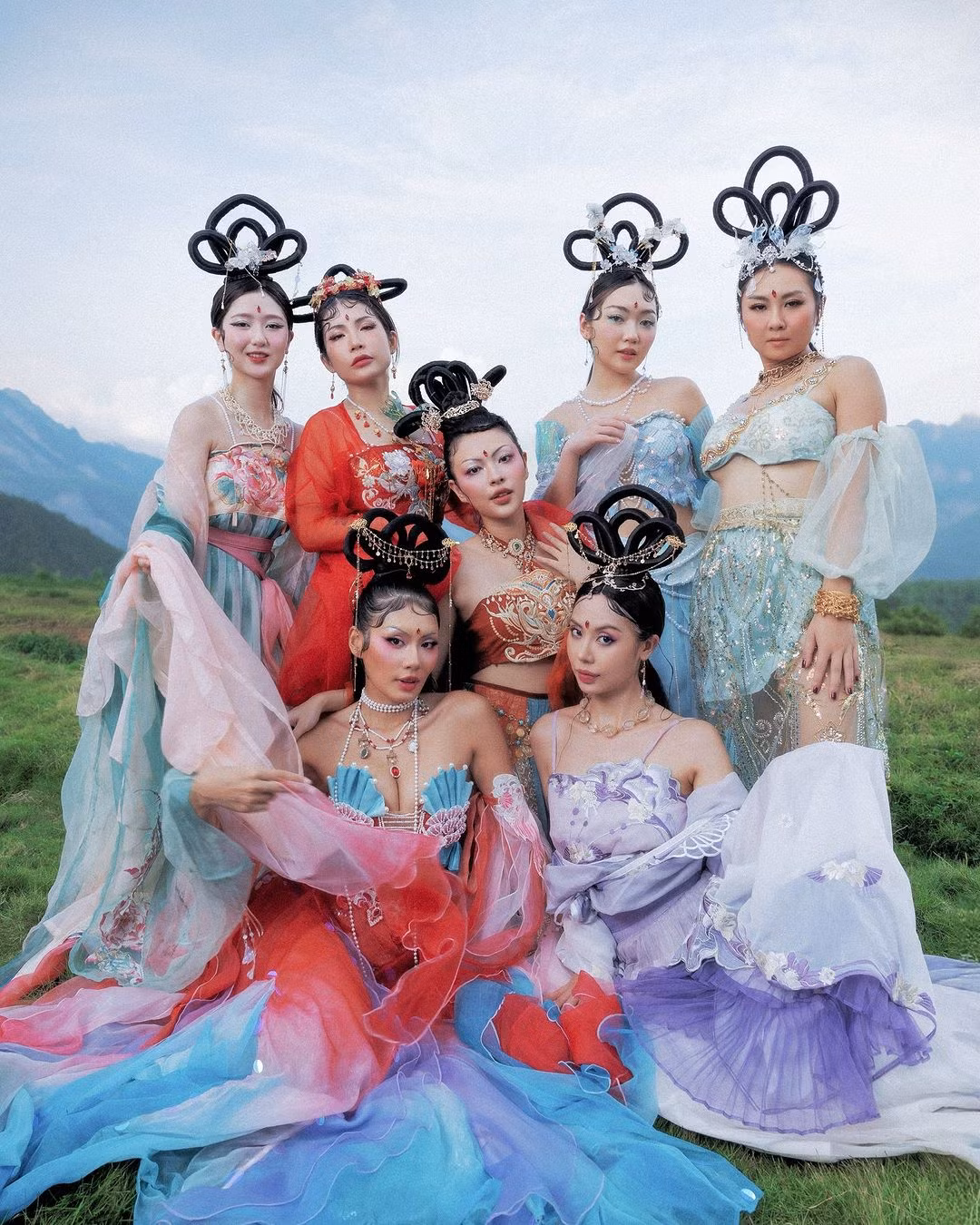 Á hậu Thảo Nhi Lê, TikToker Hà My, Chloe Nguyễn, rapper Tuimi, Tú Hảo, MAYonair (Mai Âm Nhạc), Lâm Thúy Nhàn trong vai yêu tinh nhện. Dàn người đẹp bám sát theo nguyên tác, tập 21 Tây du ký - Rơi vào động bàn tơ.