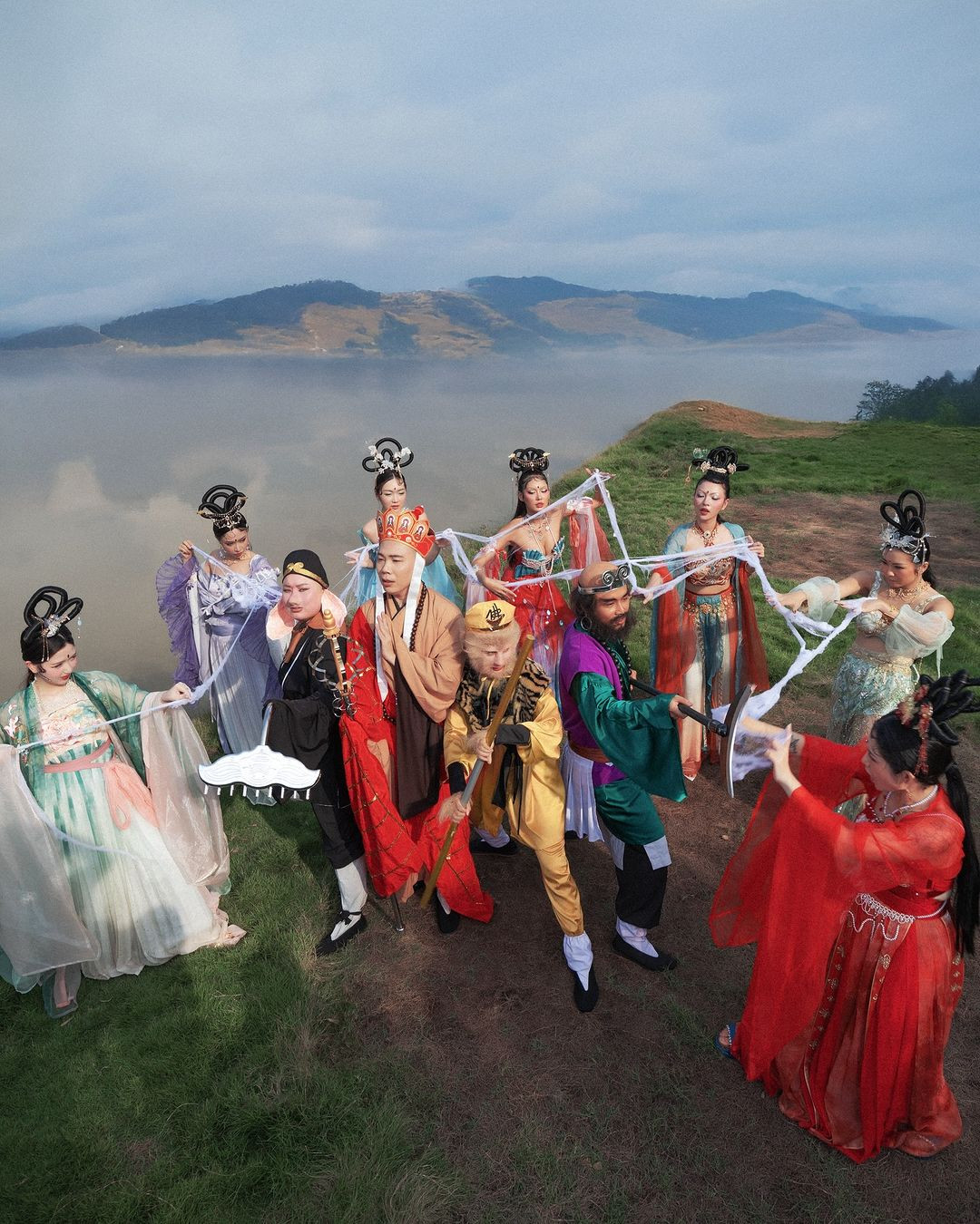 Trong tập này, Đường Tăng rơi vào hang ổ của 7 yêu tinh nhện, bị chúng làm phép nhả tơ bắt trói ăn thịt. Bộ ảnh của nhóm Quỳnh Anh Shyn đang gây sốt trên mạng xã hội.