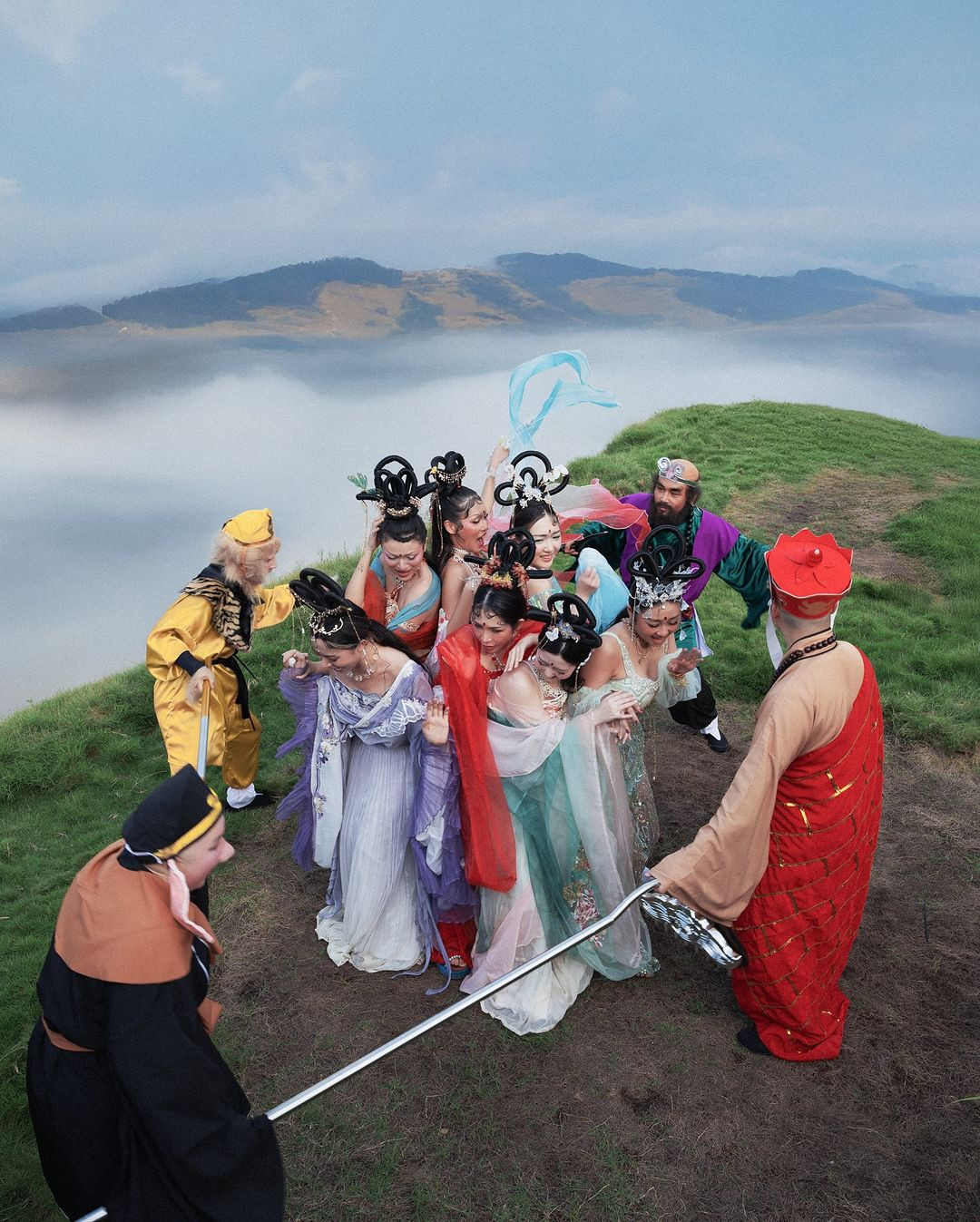 Trong tập này, Đường Tăng rơi vào hang ổ của 7 yêu tinh nhện, bị chúng làm phép nhả tơ bắt trói ăn thịt. Bộ ảnh của nhóm Quỳnh Anh Shyn đang gây sốt trên mạng xã hội.