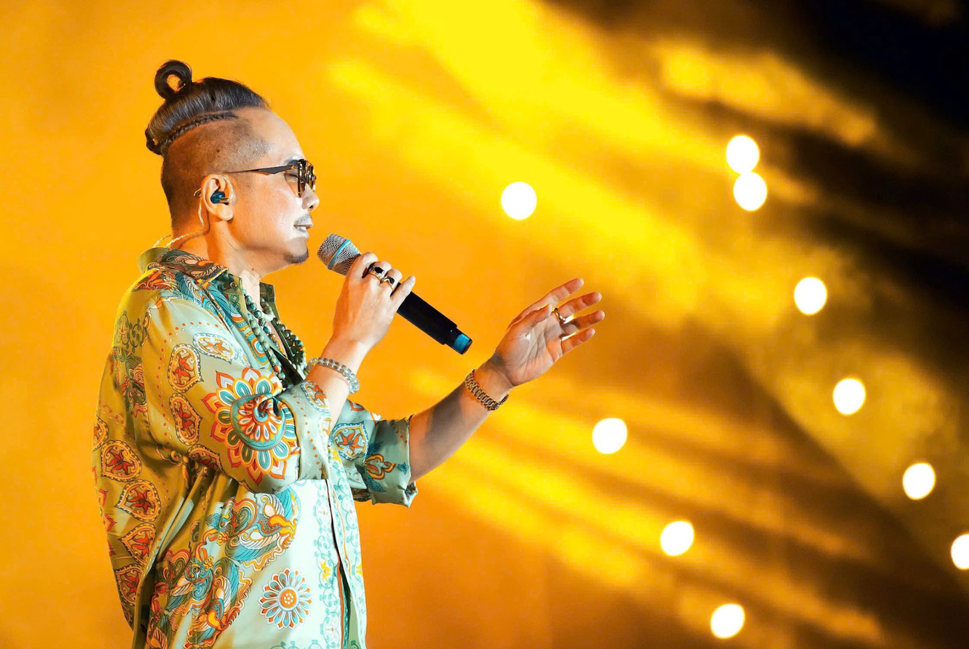 Jimmii Nguyễn diễn đêm nhạc Du Ca: Về với biển ở Cửa Lò (Nghệ An). Jimmii Nguyễn diễn đêm nhạc Du Ca: Về với biển ở Cửa Lò (Nghệ An).