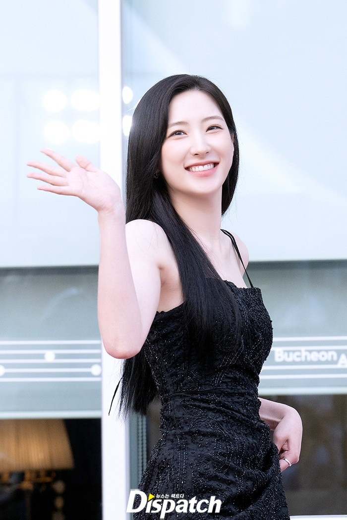 Nhiều ca sĩ thần tượng dự thảm đỏ liên hoan phim Bucheon. Eunseo khoe vẻ đẹp thanh lịch và nụ cười tỏa nắng trong bộ váy hai dây gợi cảm.