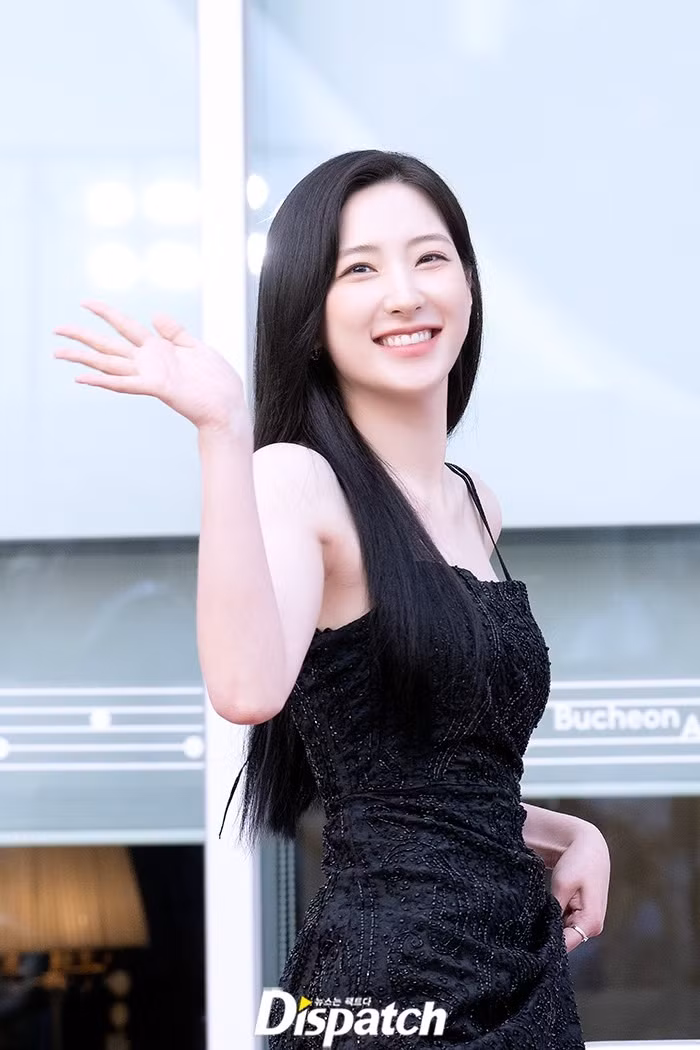 Nhiều ca sĩ thần tượng dự thảm đỏ liên hoan phim Bucheon. Eunseo khoe vẻ đẹp thanh lịch và nụ cười tỏa nắng trong bộ váy hai dây gợi cảm.
