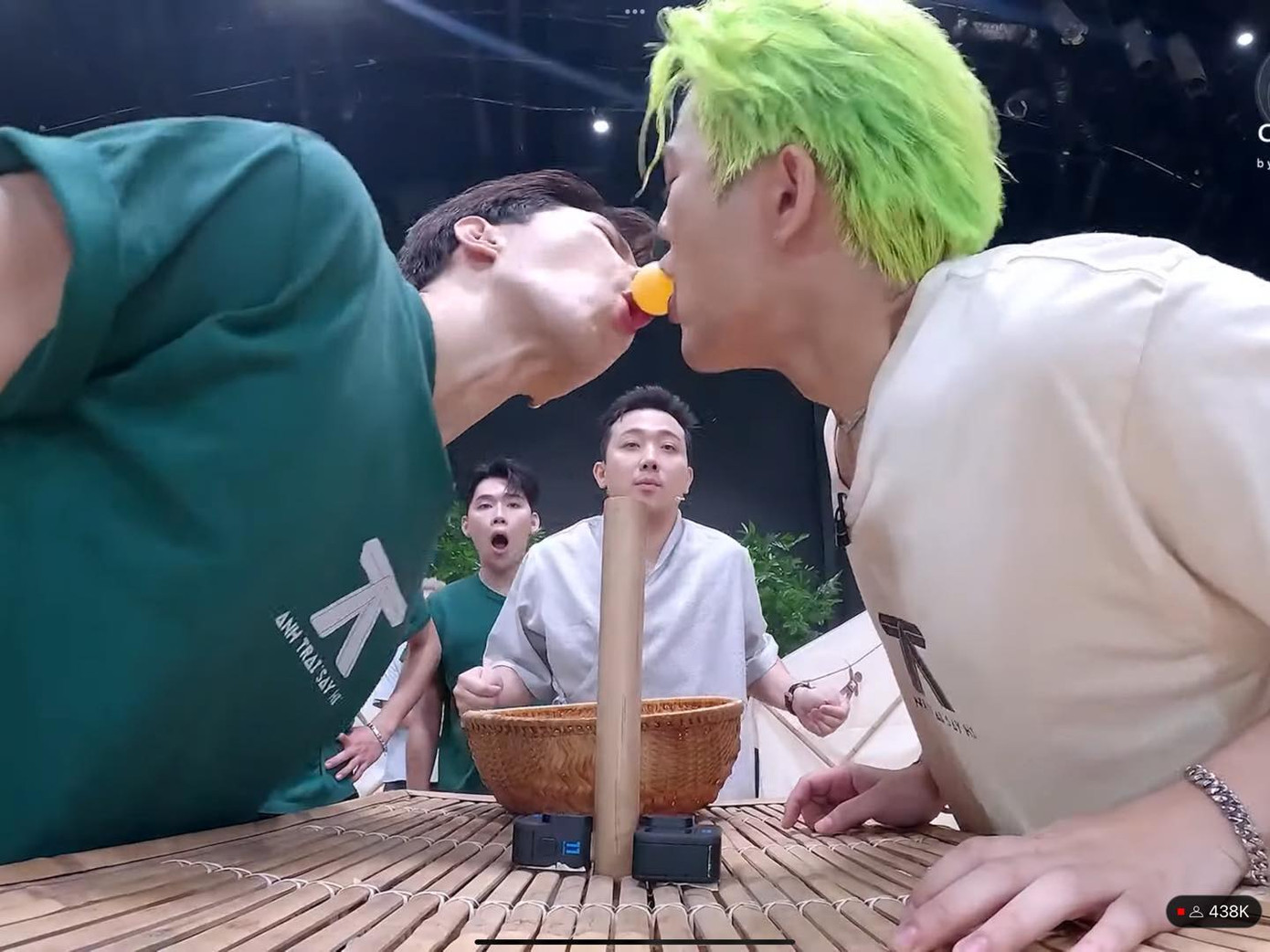 Trò chơi 1 đối 1 gây sốc trong tập 9 Anh trai say hi.Song Luân và Wean Lê, Atus và Rhyder với màn chạm môi bất ngờ.