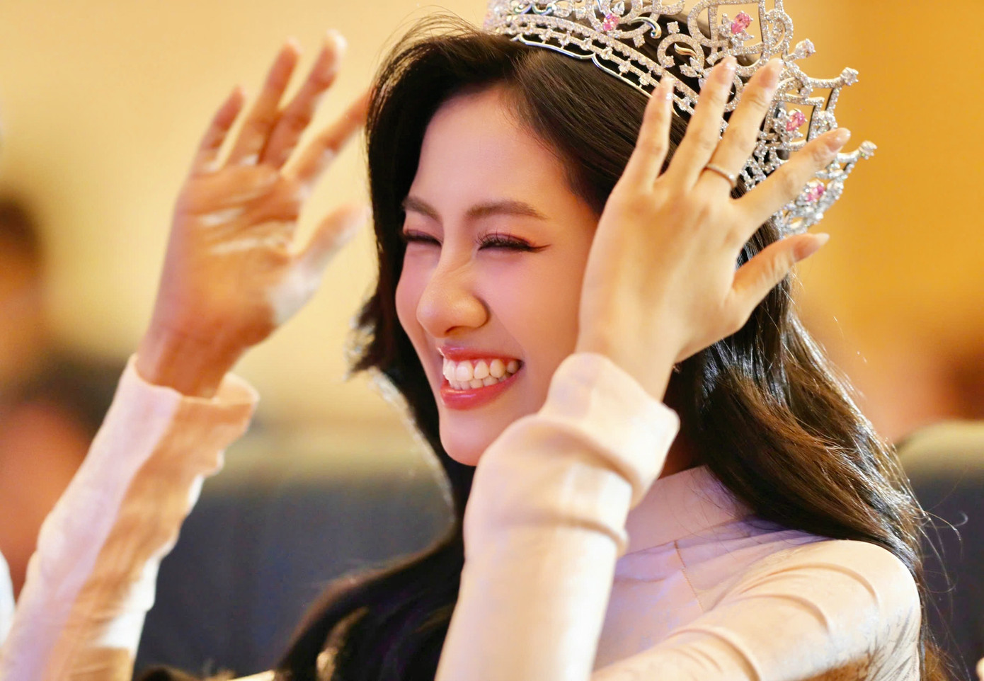 Khoảnh khắc không giấu được niềm vui của Hà Trúc Linh khi quay về trường. Hoa hậu Việt Nam 2024 tranh thủ ghi những thước phim về tình cảm, sự nhiệt tình của hàng nghìn sinh viên, thầy cô trong buổi giao lưu đặc biệt. Ảnh: Duy Anh.