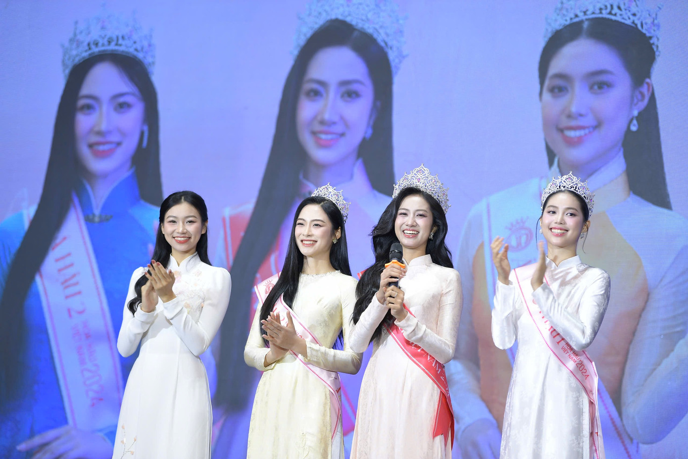 Buổi giao lưu còn có sự xuất hiện của Trần Thị Huyền Cơ (bìa trái) - Top 15 Hoa hậu Việt Nam 2024, Á khôi cuộc thi Nét đẹp sinh viên trường ĐH Tài chính - Marketing 2023. Ảnh: Dương Triều.