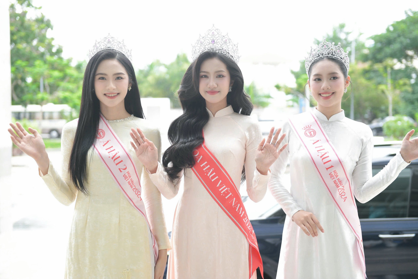 Hàng nghìn sinh viên Trường ĐH Tài chính - Marketing có mặt từ sớm, chuẩn bị chu tất chào đón Tân hoa hậu Việt Nam 2024 về trường. Đi cùng Hà Trúc Linh là Á hậu 1 Trần Ngọc Châu Anh và Á hậu 2 Nguyễn Thị Vân Nhi. Ảnh: Dương Triều.