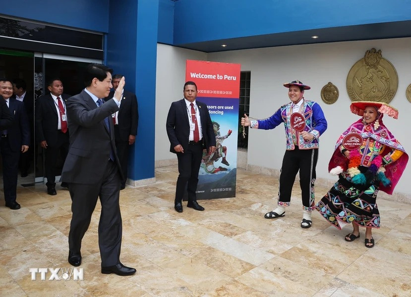 Lễ đón Chủ tịch nước Lương Cường tại sân bay quốc tế Jorge Chávez ở thủ đô Lima, Peru. (Ảnh: Lâm Khánh/TTXVN) Lễ đón Chủ tịch nước Lương Cường tại sân bay quốc tế Jorge Chávez ở thủ đô Lima, Peru. (Ảnh: Lâm Khánh/TTXVN)