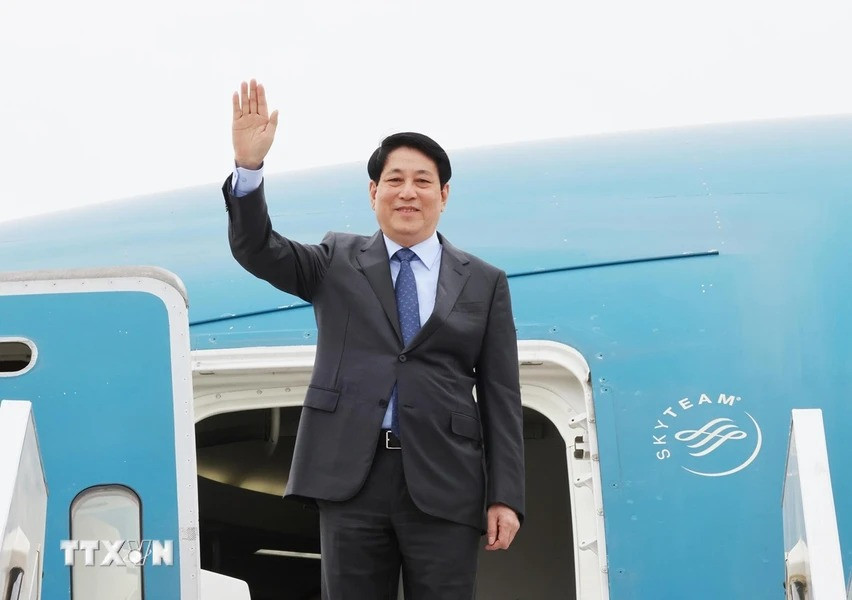 Chủ tịch nước Lương Cường đến sân bay quốc tế Jorge Chávez ở thủ đô Lima. (Ảnh: Lâm Khánh/TTXVN) Chủ tịch nước Lương Cường đến sân bay quốc tế Jorge Chávez ở thủ đô Lima. (Ảnh: Lâm Khánh/TTXVN)