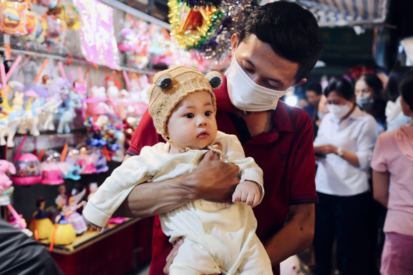 Các em nhỏ được gia đình đầu tư các bộ trang phục dễ thương để dạo phố.