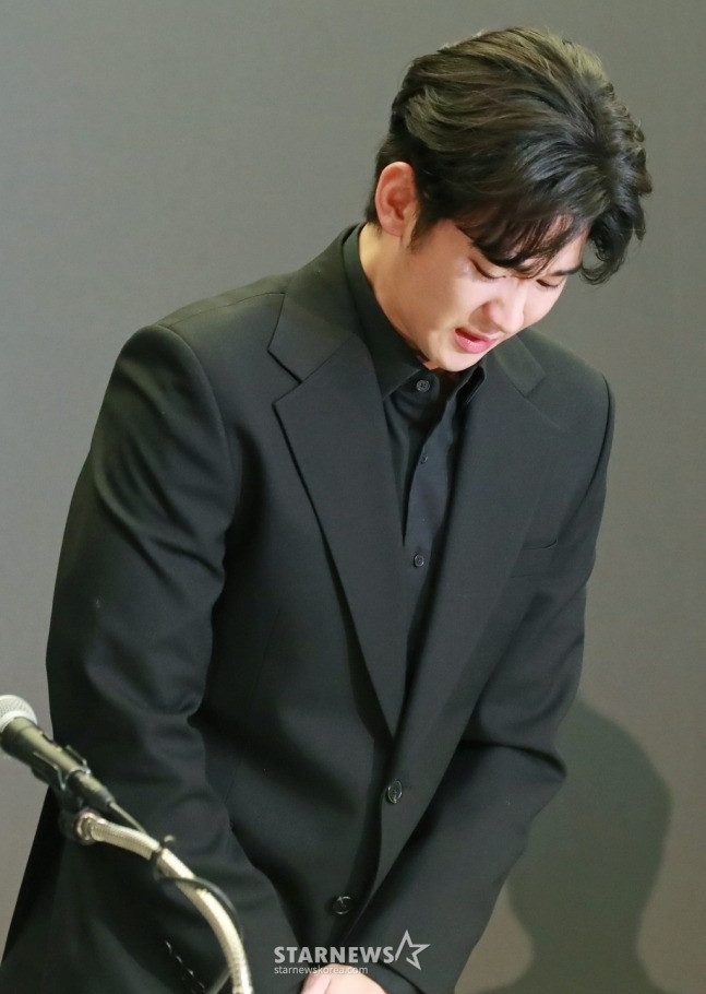 Kim Soo Hyun cúi đầu xin lỗi tại họp báo lúc 14h30 (giờ Việt Nam) ngày 31/3.