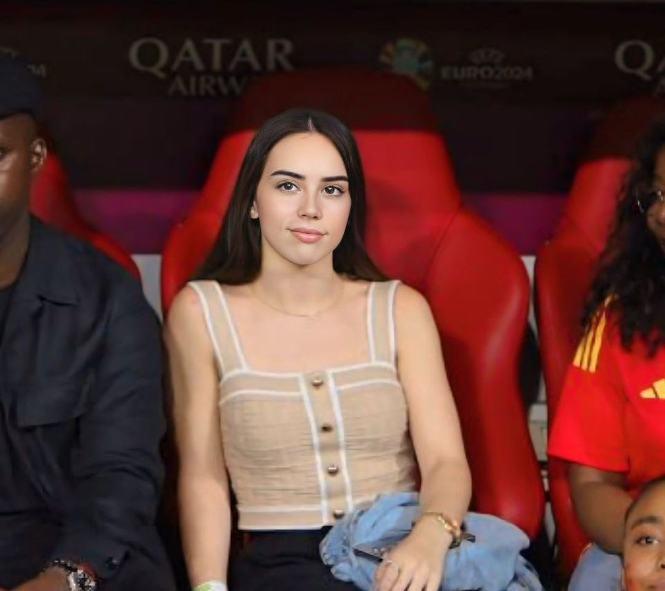 Đến hiện tại, Alex Padilla có hơn 225.000 người theo dõi trên trang TikTok cá nhân. Cô có tài khoản Instagram nhưng ít hoạt động. Sau khi tin hẹn hò bùng nổ, cô đã hủy tài khoản.