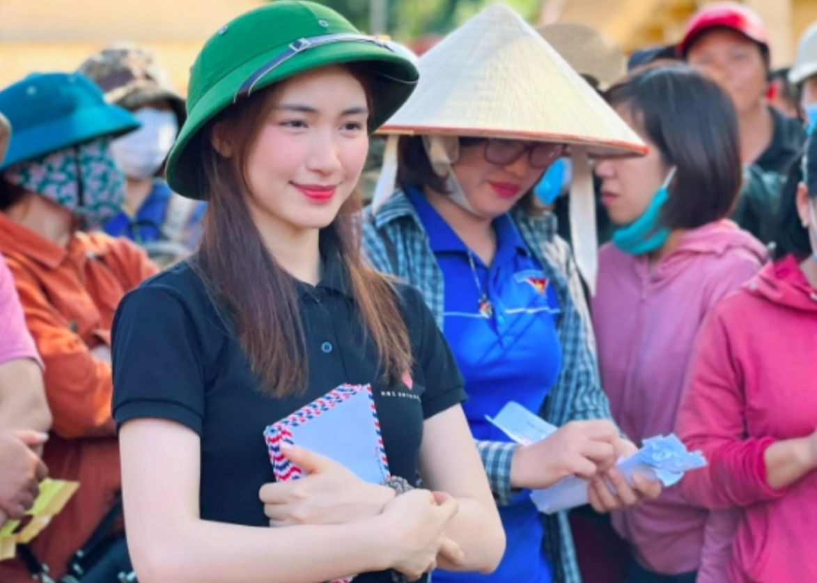 Hòa Minzy (trái), Đen Vâu tích cực trong các chương trình thiện nguyện cho trẻ em vùng cao.