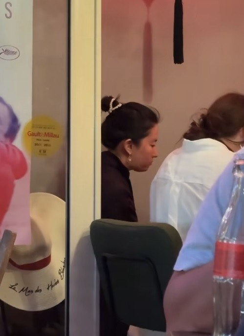 Lưu Diệc Phi bị bắt gặp ăn phở ở Cannes.