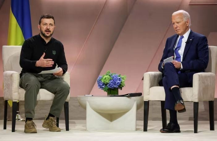 Tổng thống Mỹ Joe Biden (phải) trong cuộc gặp người đồng cấp Ukraine Volodymyr Zelensky nhân một sự kiện ở Washington DC. Ảnh: Reuters/TTXVN