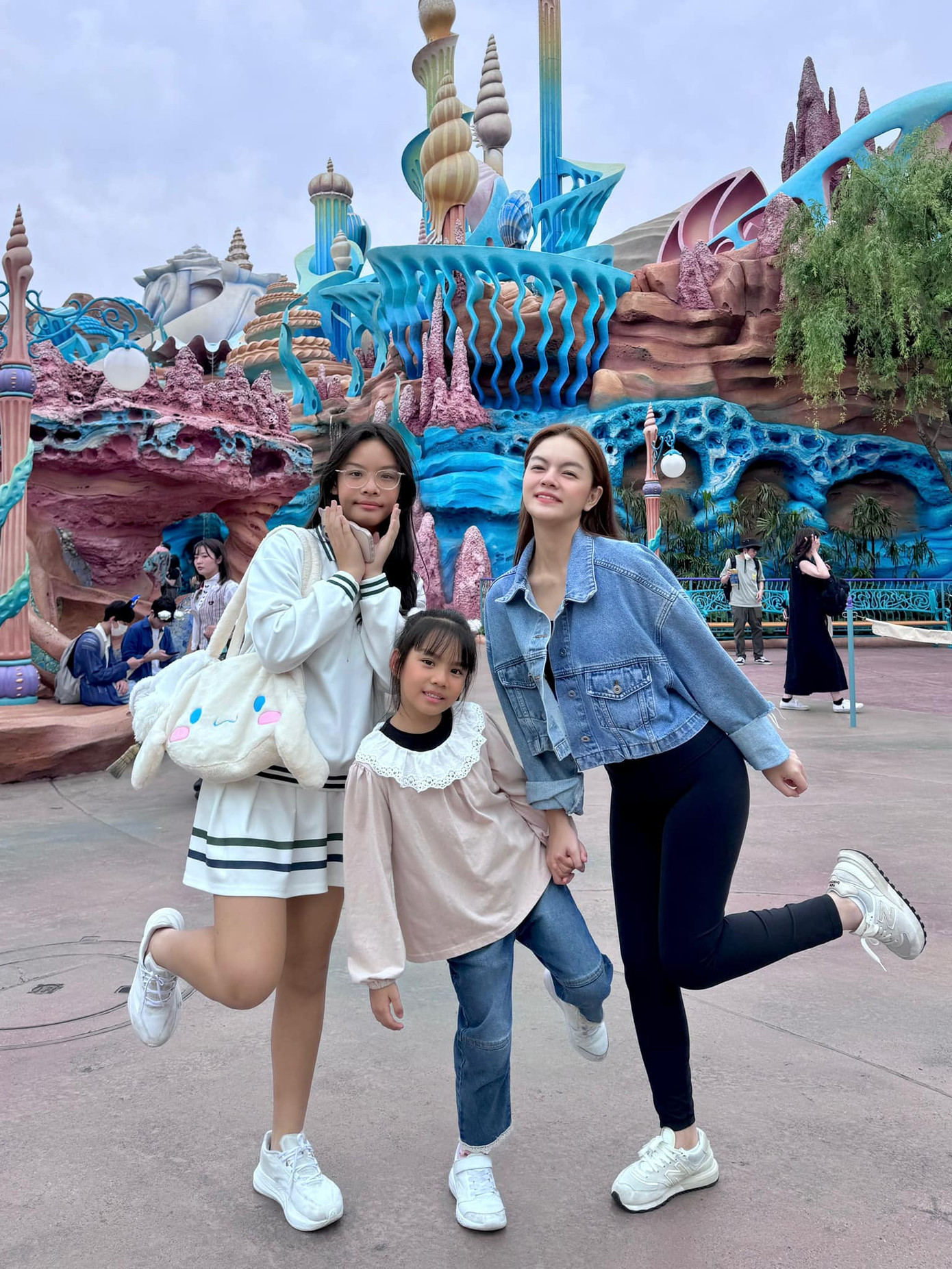 Phạm Quỳnh Anh đưa gia đình đến Nhật Bản. Cô thử sức với trò cảm giác mạnh cùng hai con trong chuyến hành trình đến Disneyland.