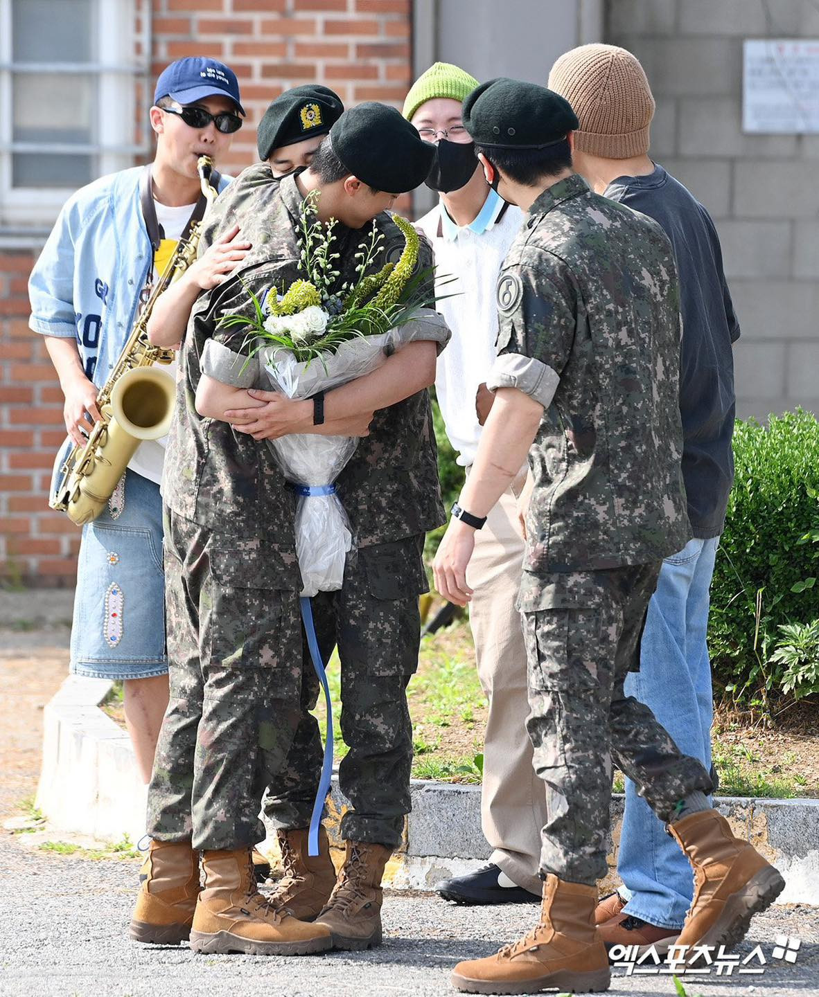 Jin (BTS) hoàn thành nghĩa vụ quân sự, xuất ngũ sáng 12/6. Ảnh: Xportsnews, Yonhap.