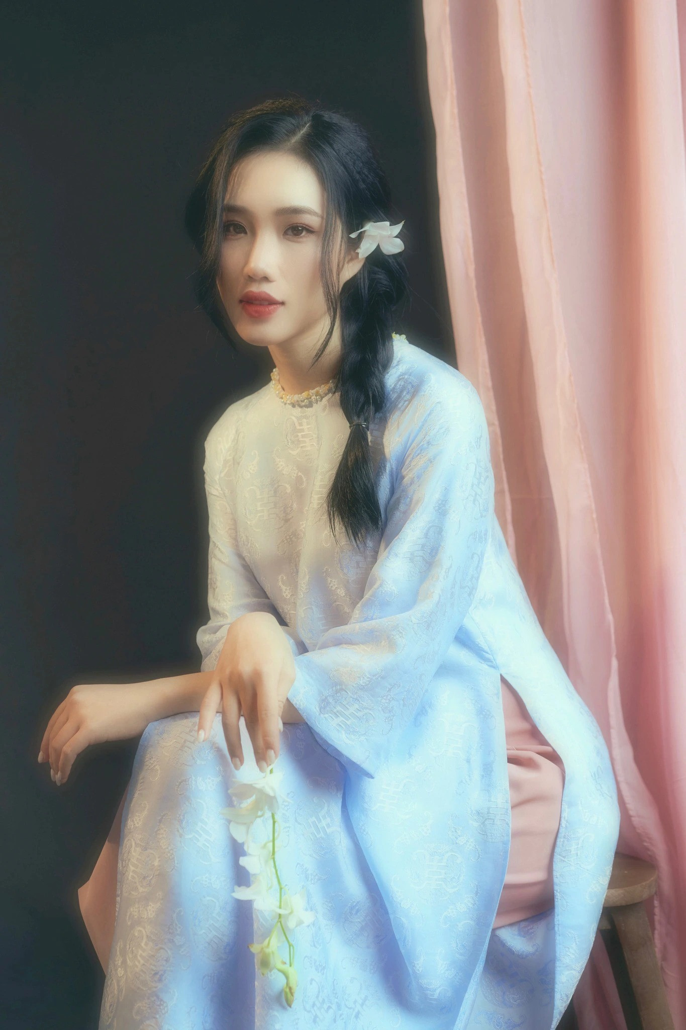 Đào, phở và piano do Bộ Văn hóa, Thể thao và Du lịch đặt hàng CTCP Phim truyện I thực hiện. Đạo diễn Phi Tiến Sơn nghĩ tới ý tưởng thực hiện bộ phim này đúng dịp Đại lễ kỷ niệm 1.000 năm Thăng Long - Hà Nội (năm 2010) với chi phí sản xuất 20 tỷ đồng. Ban đầu, phim chỉ chiếu ở Trung tâm chiếu phim Quốc gia với suất chiếu và khung giờ chiếu ít ỏi. Việc bỗng dưng gây sốt khiến nhiều khán giả đổ xô xếp hàng mua vé. Doanh thu bộ phim thu về hơn 2,2 tỷ đồng tính đến hiện tại, dự kiến tiếp tục tăng bởi cơn sốt vé chưa hạ nhiệt.