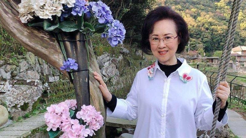 Quỳnh Dao nói muốn "tự quyết định" đại sự cuối cùng của cuộc đời bà. Quỳnh Dao nói muốn "tự quyết định" đại sự cuối cùng của cuộc đời bà.