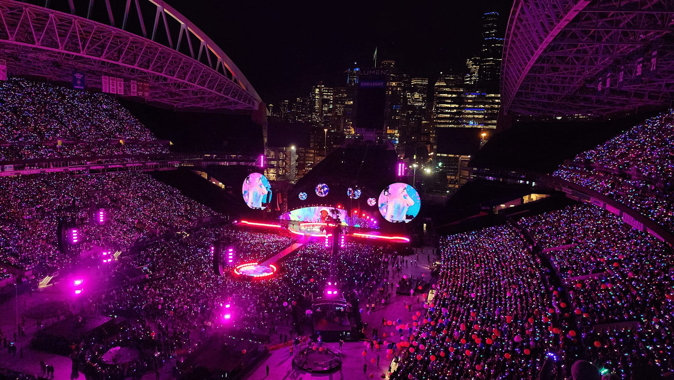 Concert của Coldpaly, Taylor Swift hút lượng khán giả khổng lồ.