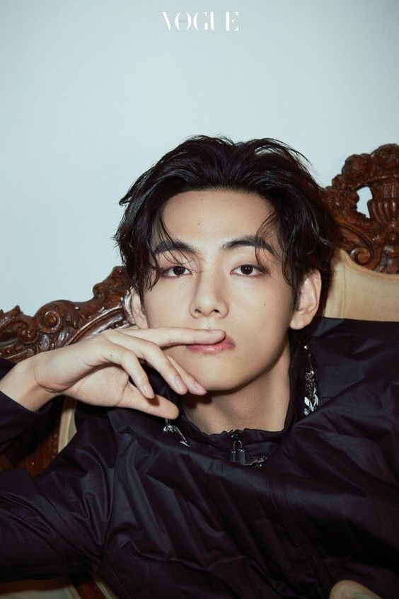 V đặc biệt yêu thích các tác phẩm của Vincent Van Gogh và đã chia sẻ các tác phẩm nghệ thuật lấy cảm hứng từ Vincent Van Gogh trên tài khoản Twitter chính thức của BTS. Bên cạnh âm nhạc, nghệ thuật và thời trang, nam thần tượng khá quan tâm đến nhiếp ảnh. Giọng ca Love me again sử dụng hashtag Vante để chia sẻ các tác phẩm của mình.