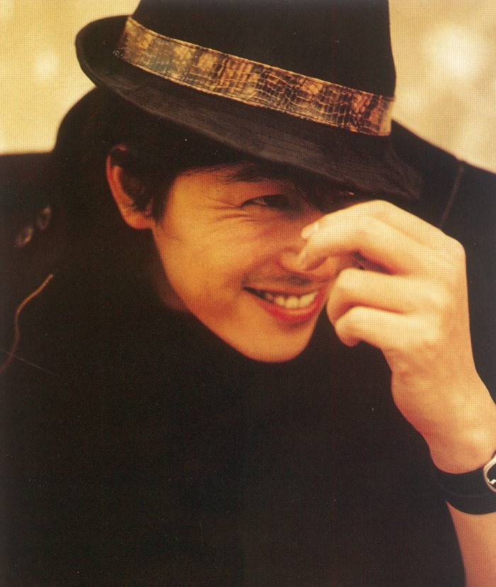 Gia nhập giới giải trí với vai trò người mẫu, diễn viên sinh năm 1973 nổi bật với chiều cao 1,86 m, gương mặt điển trai sắc nét, nam tính. Mới bước chân vào nghề, Jung Woo Sung đã hút các nhãn hàng mời gọi và chuyển dần sang con đường điện ảnh. Nhiều đồng nghiệp như Son Ye Jin, Han Hyo Joo, Choi Siwon… từng bày tỏ sự ngưỡng mộ, coi anh là mẫu hình lý tưởng.