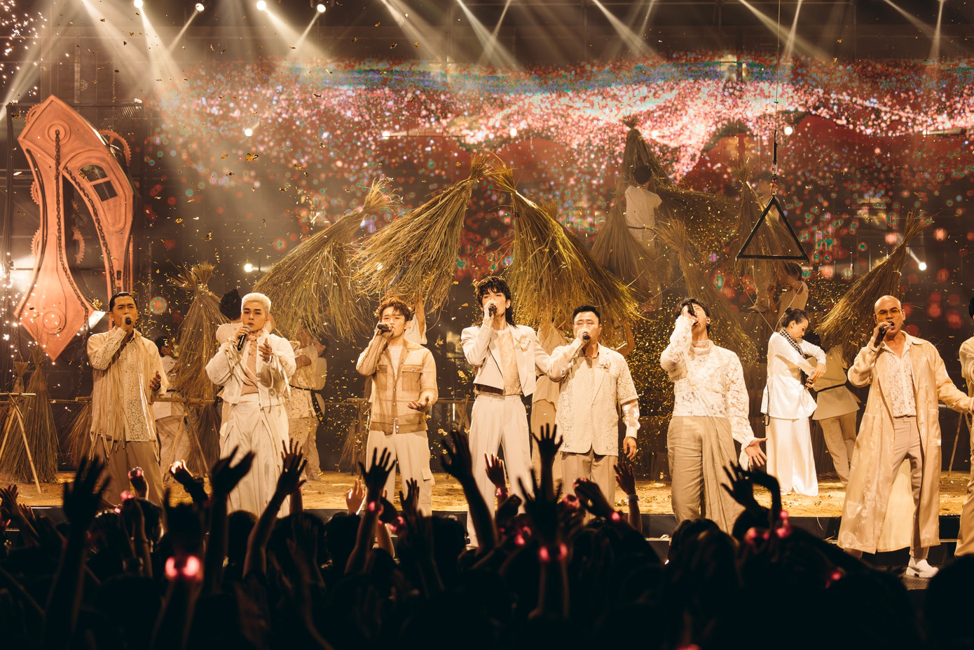 S.T Sơn Thạch đảm nhiệm dựng sân khấu.