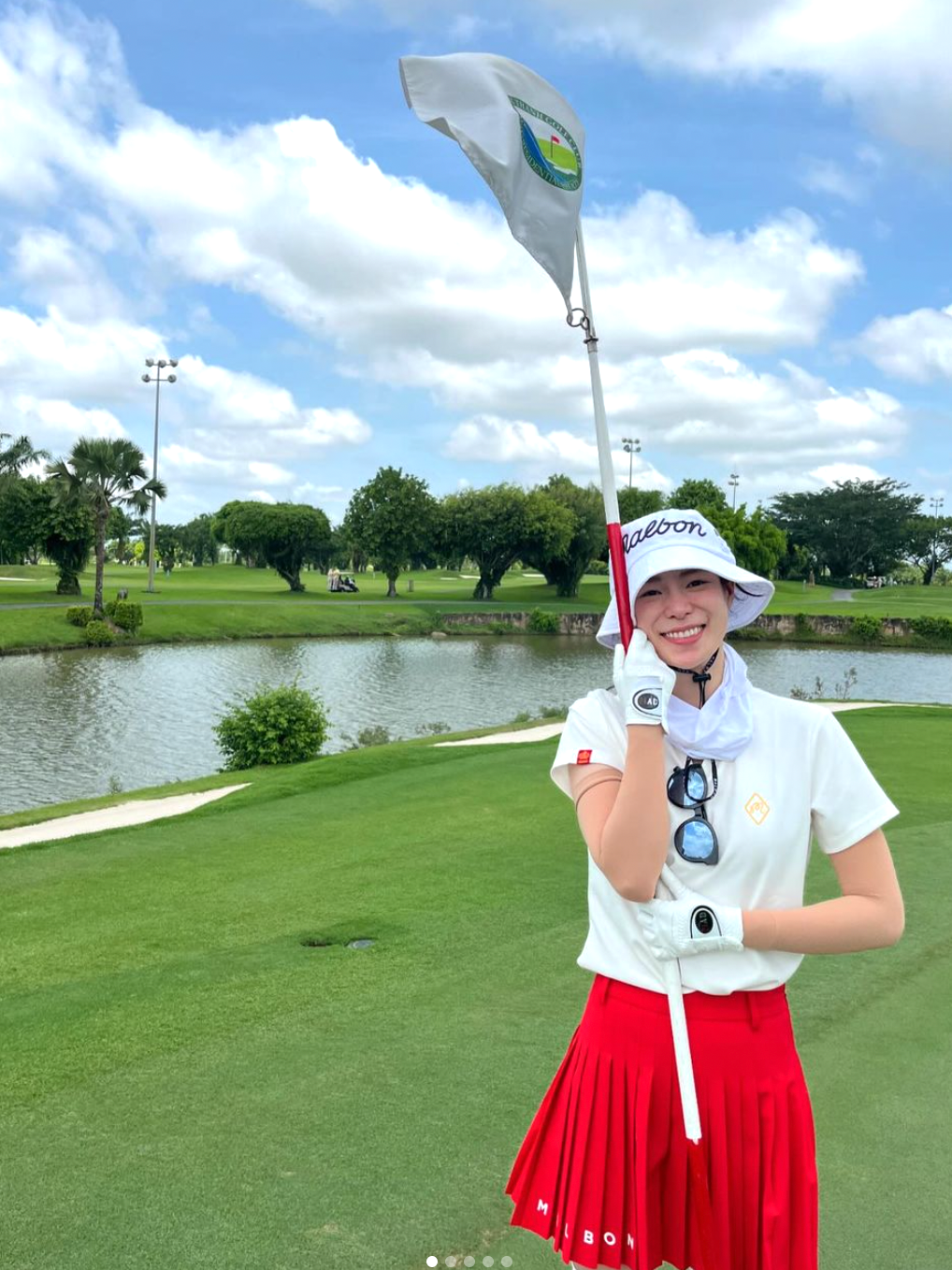 Bước chân vào showbiz từ 2010, Lim Ji Yeon chật vật suốt nhiều năm để tìm chỗ đứng. Cô đi lên từ vai phụ, ngắn cho đến khi thử sức với phim điện ảnh 19+ Obsessed (Tựa Việt: Ám ảnh dục vọng) và The Treacherous (Vương Triều dục vọng). Sau loạt vai này, danh tiếng cô lên như diều gặp gió, được truyền thông gọi là “nữ hoàng cảnh nóng”. Năm ngoái, cô gây sốt với vai “ác nữ” trong The Glory (Vinh quang trong thù hận) đóng cùng Song Hye Kyo, Lee Do Hyun. Sau bộ phim, cô hẹn hò với bạn diễn kém 5 tuổi Lee Do Hyun. Thông tin được Dispatch tung ra đúng ngày Cá tháng tư. Bước chân vào showbiz từ 2010, Lim Ji Yeon chật vật suốt nhiều năm để tìm chỗ đứng. Cô đi lên từ vai phụ, ngắn cho đến khi thử sức với phim điện ảnh 19+ Obsessed (Tựa Việt: Ám ảnh dục vọng) và The Treacherous (Vương Triều dục vọng). Sau loạt vai này, danh tiếng cô lên như diều gặp gió, được truyền thông gọi là “nữ hoàng cảnh nóng”. Năm ngoái, cô gây sốt với vai “ác nữ” trong The Glory (Vinh quang trong thù hận) đóng cùng Song Hye Kyo, Lee Do Hyun. Sau bộ phim, cô hẹn hò với bạn diễn kém 5 tuổi Lee Do Hyun. Thông tin được Dispatch tung ra đúng ngày Cá tháng tư.