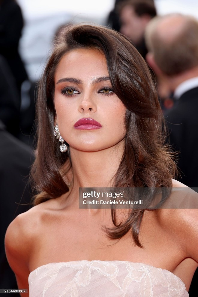 Đầm đuôi cá bồng bềnh của diễn viên Alicia Rose Breuer kết hợp cùng lớp trang điểm sắc sảo.