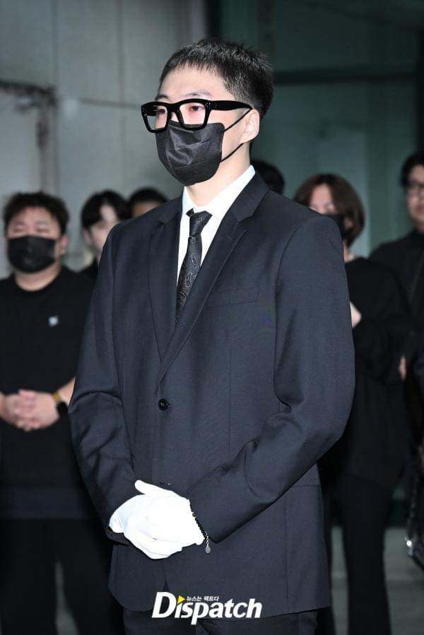 Roy Kim (trái) và Kang Seungyoon không giấu được nỗi buồn khi tiễn đưa đồng nghiệp về nơi an nghỉ cuối cùng.