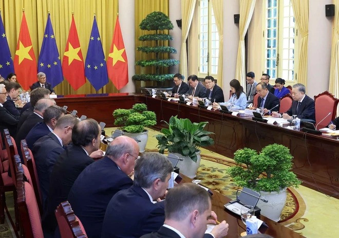 Chiều 7/6, tại Phủ Chủ tịch, Chủ tịch nước Tô Lâm tiếp ngài Julien Guerrier, Đại sứ, Trưởng Phái đoàn Liên minh châu Âu (EU) và Đại sứ, Đại biện các nước EU tại Việt Nam đến chào và chúc mừng. (Ảnh: Nhan Sáng/TTXVN). Chiều 7/6, tại Phủ Chủ tịch, Chủ tịch nước Tô Lâm tiếp ngài Julien Guerrier, Đại sứ, Trưởng Phái đoàn Liên minh châu Âu (EU) và Đại sứ, Đại biện các nước EU tại Việt Nam đến chào và chúc mừng. (Ảnh: Nhan Sáng/TTXVN).