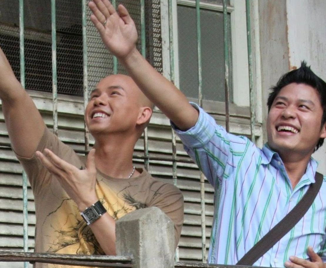 Nguyễn Văn Chung (bên phải) kỷ niệm nhận hàng chục triệu nhờ một quyết định bất ngờ của Phan Đinh Tùng