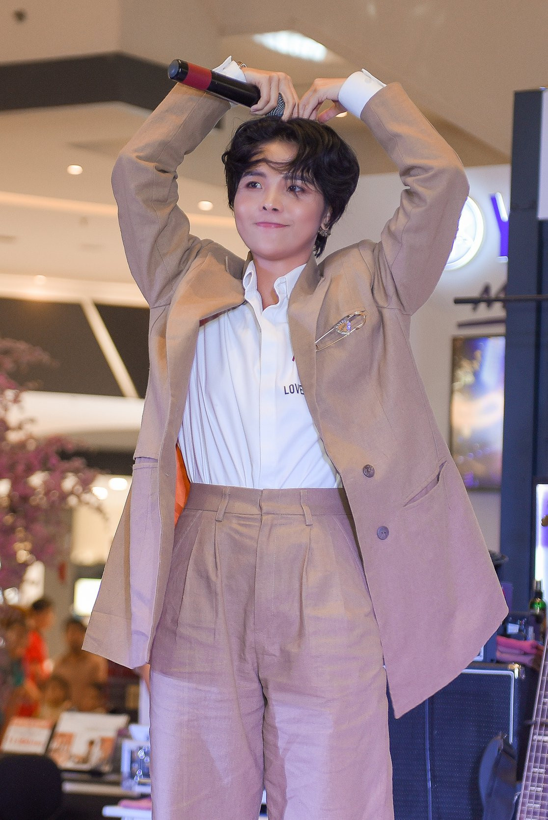 Lâm Bảo Ngọc (phải) xin lỗi Vũ Cát Tường về ê-kíp. Cô nói sẽ dừng biểu diễn ca khúc If của nhạc sĩ dù có được yêu cầu.