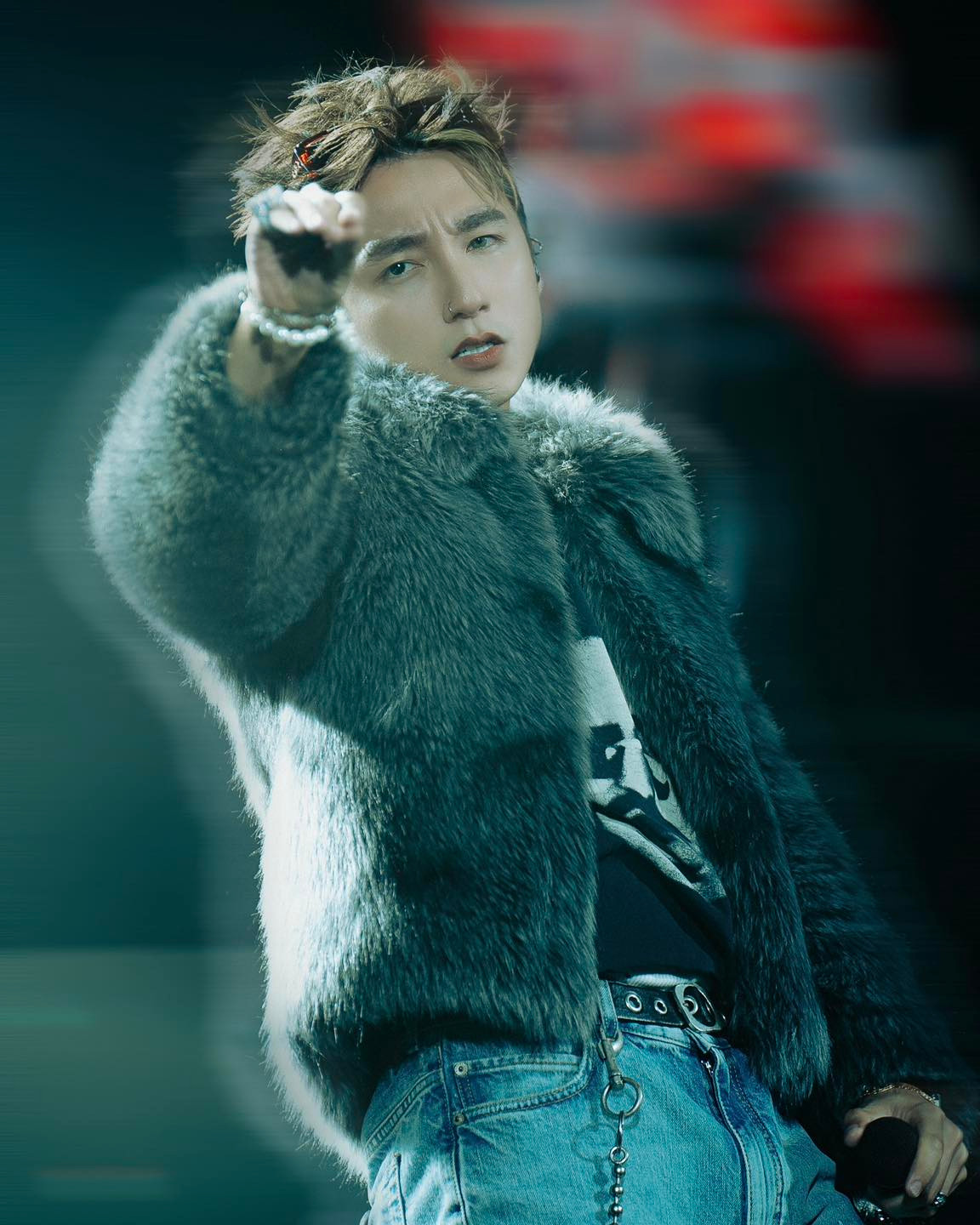 Sơn Tùng M-TP gây sốt với kiểu tóc mới, mắt đeo lens xanh một bên. Sơn Tùng M-TP gây sốt với kiểu tóc mới, mắt đeo lens xanh một bên.