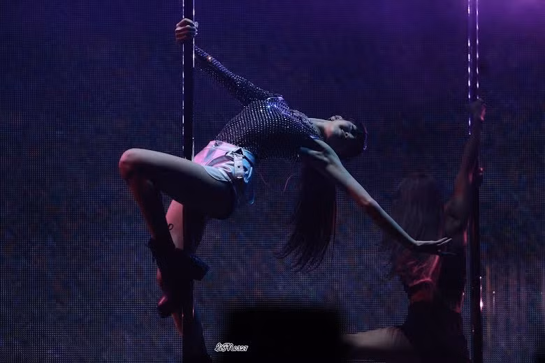 Lisa trở thành idol đầu tiên trình diễn ở Crazy Horse. Ảnh: Twitter.